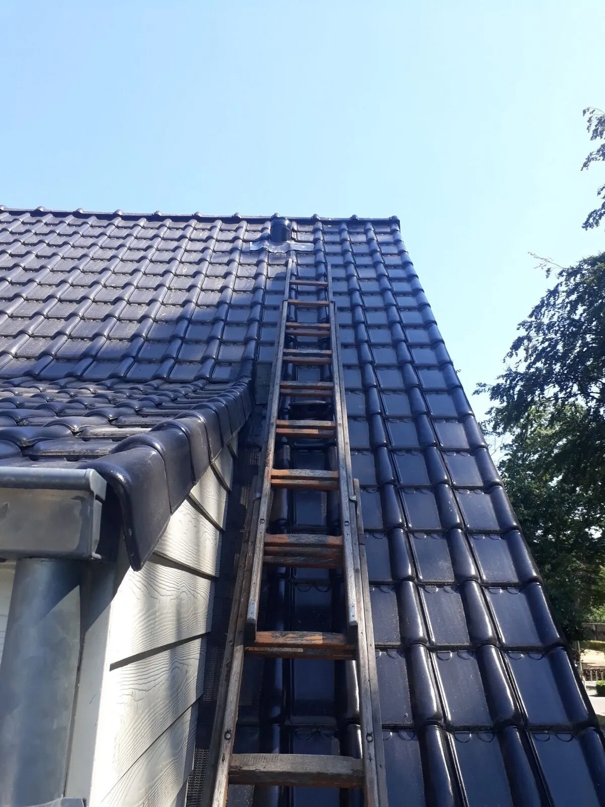 Travaux de toiture avec nouvelles tuiles noires – IDGS Constructions, région de Lierre