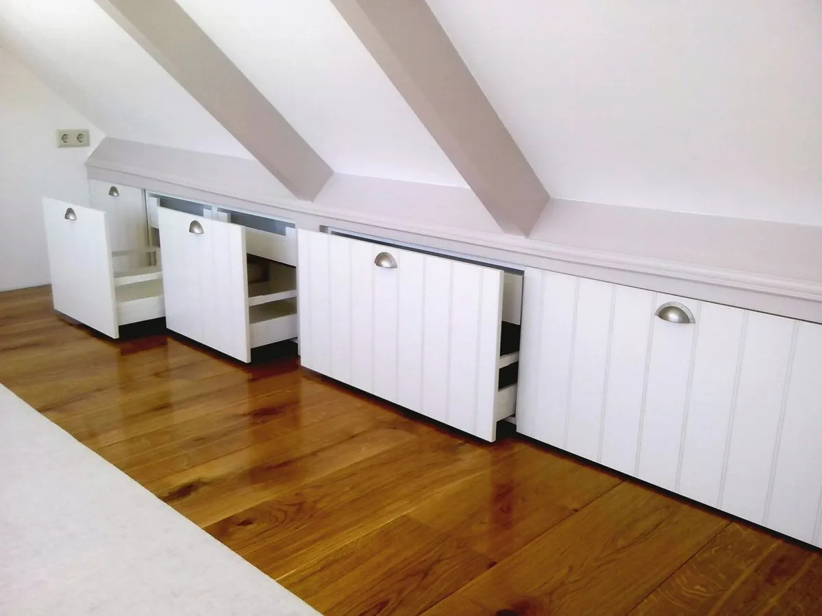 Armoires sur mesure sous le toit en pente avec parquet après la rénovation à Anvers