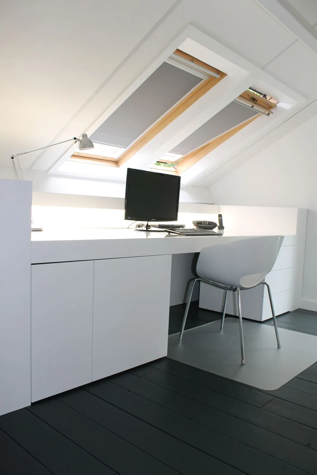 Grenier transformé en bureau avec fenêtre de toit après la rénovation à Anvers