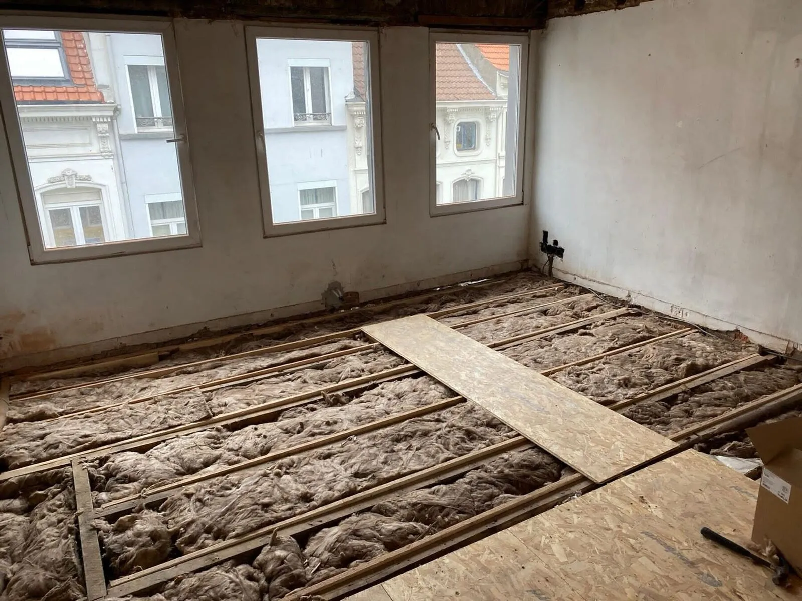 Plancher de grenier avec isolation entre les solives avant la rénovation à Anvers