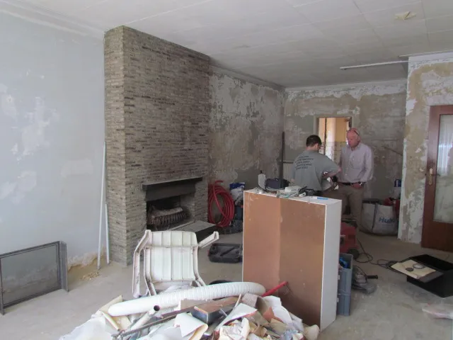 Séjour pendant la rénovation avec ancienne cheminée – IDGS Constructions, région de Malines