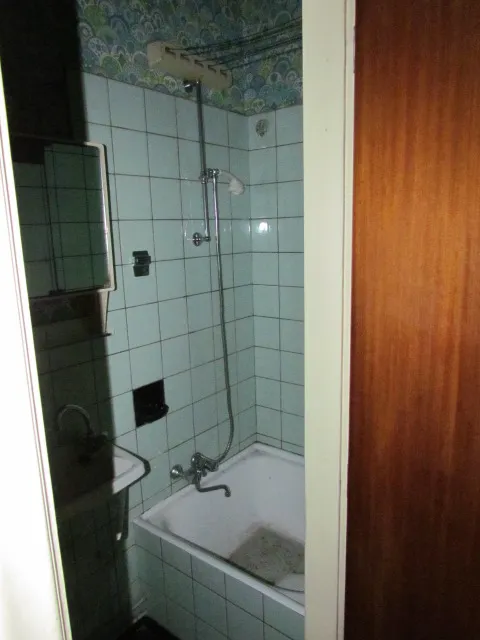 Ancienne salle de bain avec baignoire avant rénovation – IDGS Constructions, région de Vilvorde