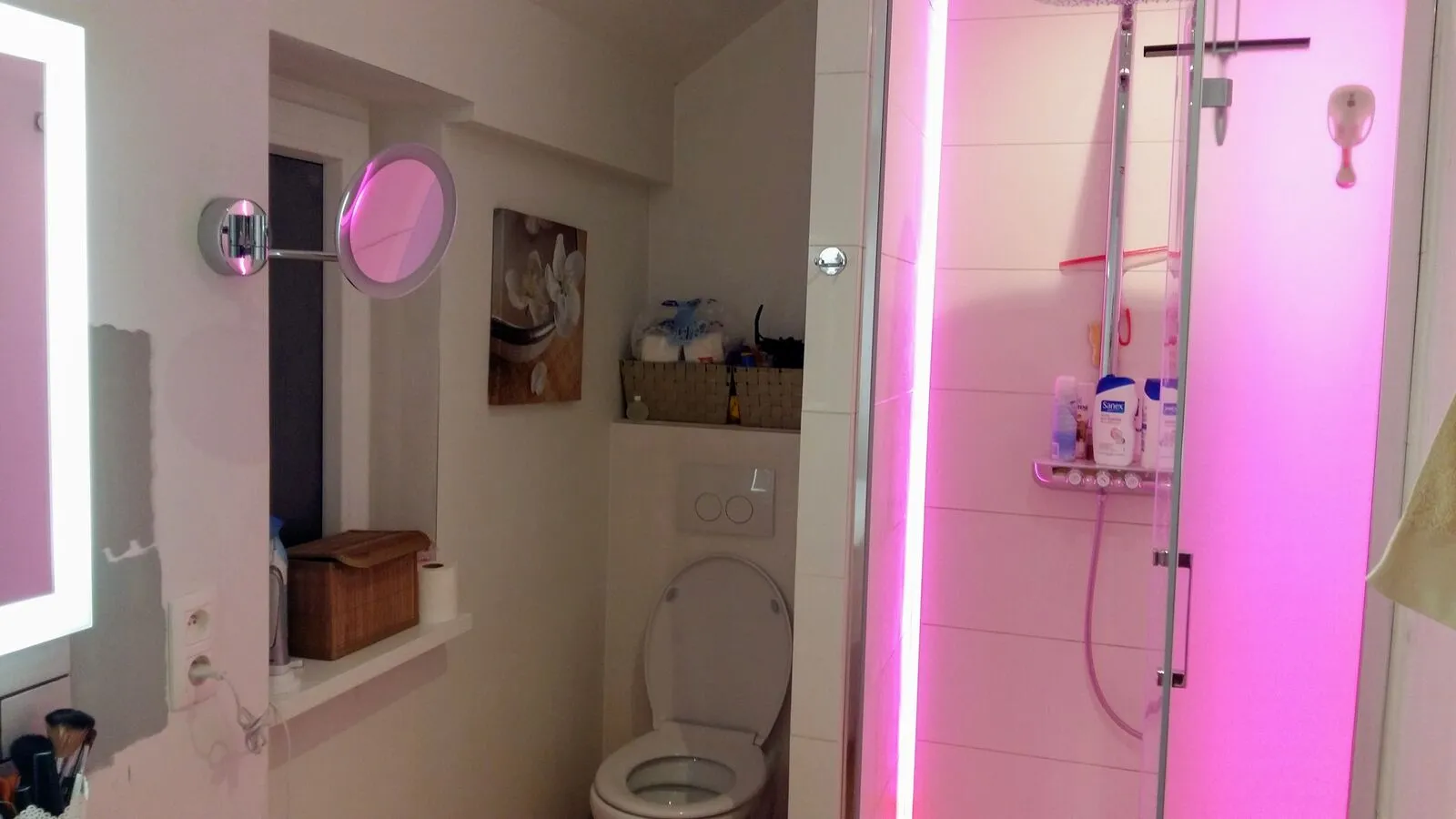 Salle de bain rénovée avec douche à l'italienne et WC suspendu à Rixensart