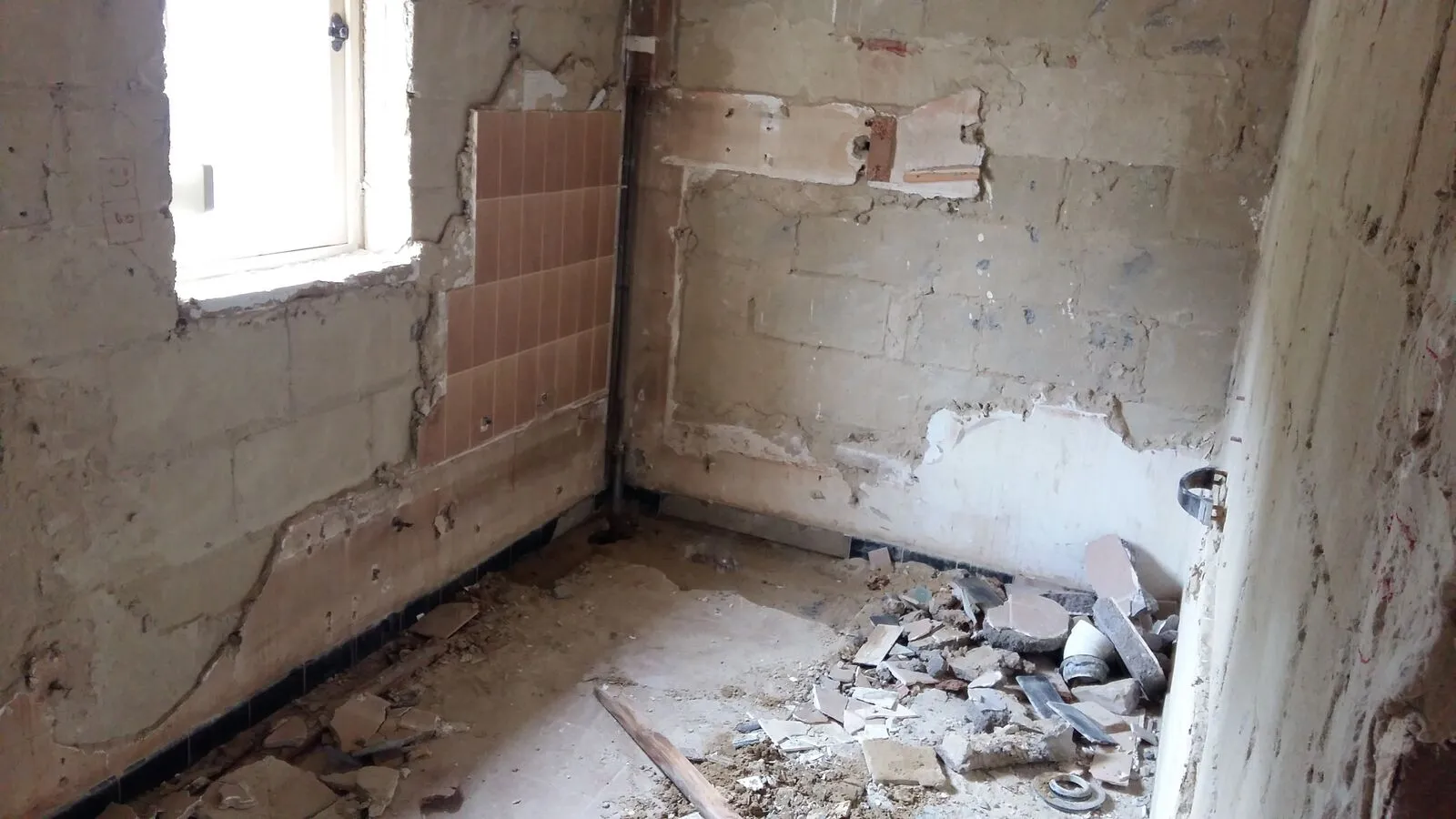 Salle de bain décapée jusqu'au gros œuvre avant la rénovation à Rixensart