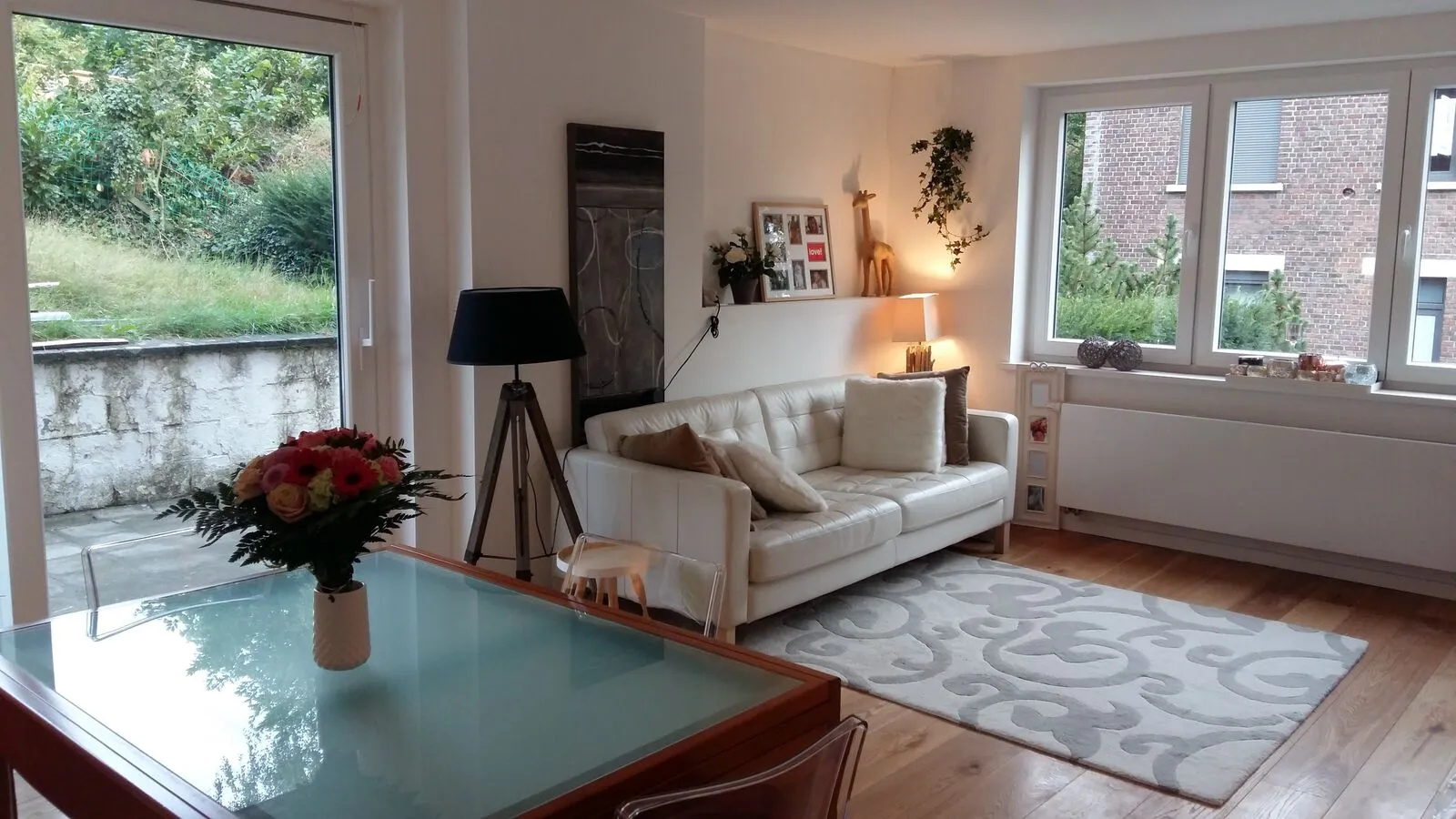 Séjour rénové avec coin salon et table à manger à Rixensart